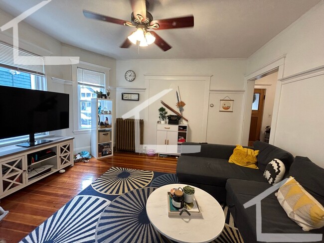 Building Photo - Large, 3 bed in Oak Square