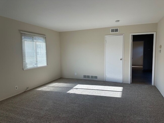 Building Photo - 55-1909