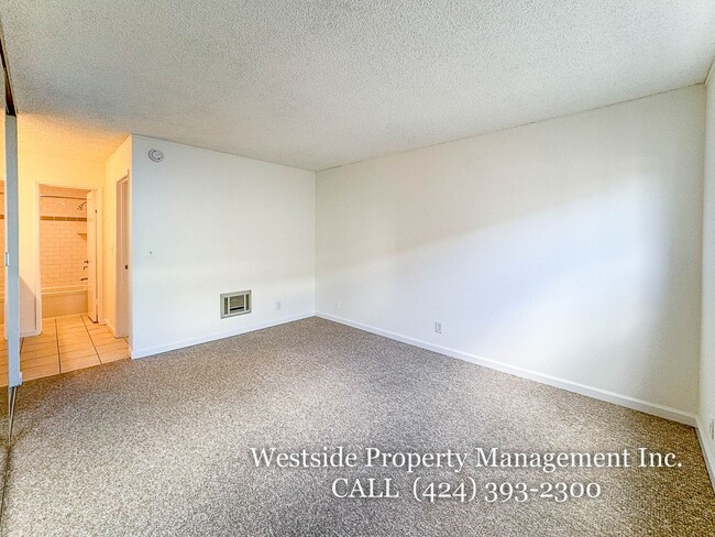 Building Photo - 11645 Montana Ave