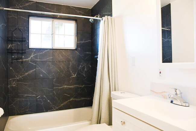 Building Photo - 61576 Aberdeen Dr