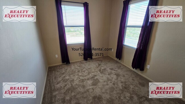 Building Photo - Wentworth Rd South - 4 Bedrooms 2.5 bathrooms, 3 car garage and large fenced yard