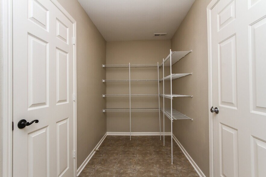 Building Photo - 10718 Pavilion Dr