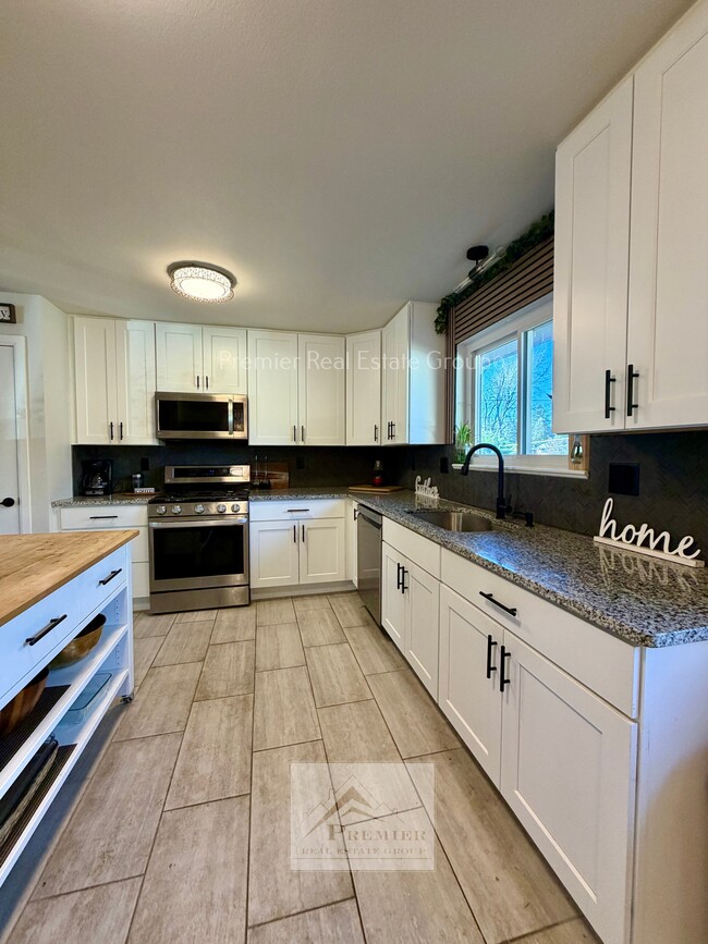 Building Photo - 1122 Pike Dr