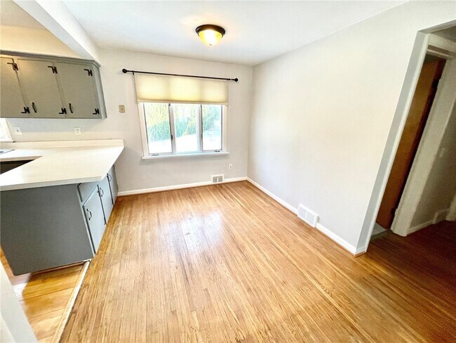 Building Photo - 129 Roselawn Crescent