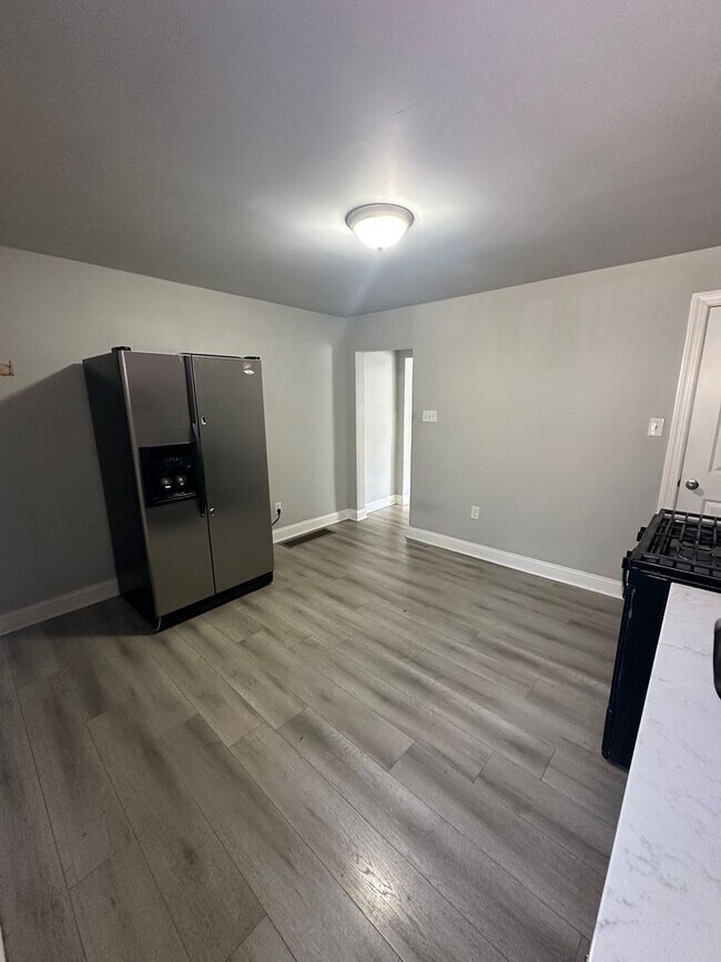 Building Photo - 2 Bed, 1 Bath Rowhome Available