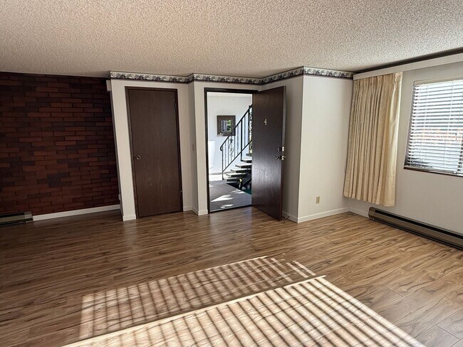 Building Photo - Swanky Retro Living in the Heart of North Everett!