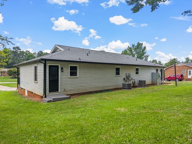 Building Photo - Renovated 2 bed 2 bath- $500 OFF first month rent!!!