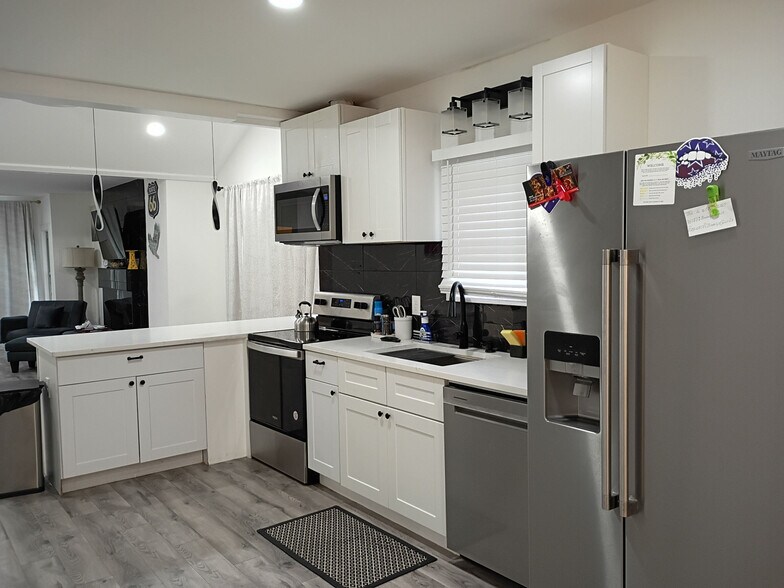 Building Photo - Room in House on W Brooklyn Ave