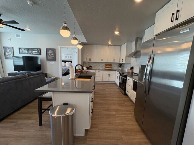 Building Photo - 206 N Chapparell Dr