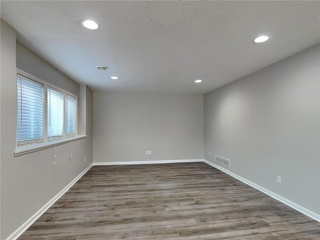 Building Photo - 1525 Independence Ave N