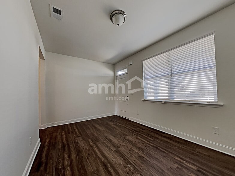 Building Photo - 5255 Valley Dr