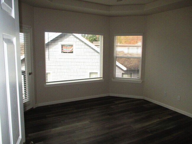 Building Photo - Becker-330/332