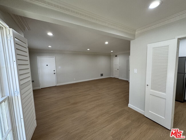Building Photo - 300 S Doheny Dr