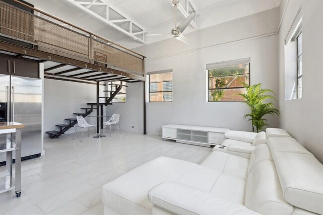 Building Photo - 215 N Walton St
