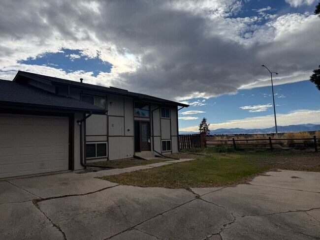 Building Photo - 4 bedroom, 2 bath home with 2 car garage, with mountain views