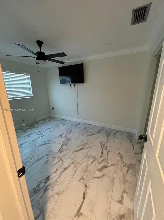 Building Photo - 365 NW 4th Ct