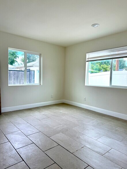 Building Photo - 6515 White Oak Ave