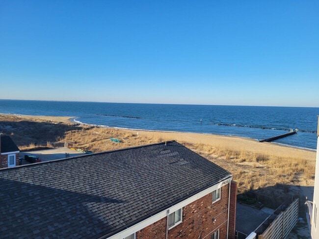 Building Photo - 2 Bedroom, 2.5 Bath Condo with with Ocean ...