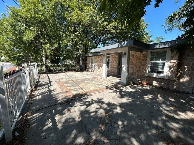 Building Photo - 4915 Heyworth Ave