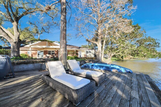 Building Photo - 411 Venice St