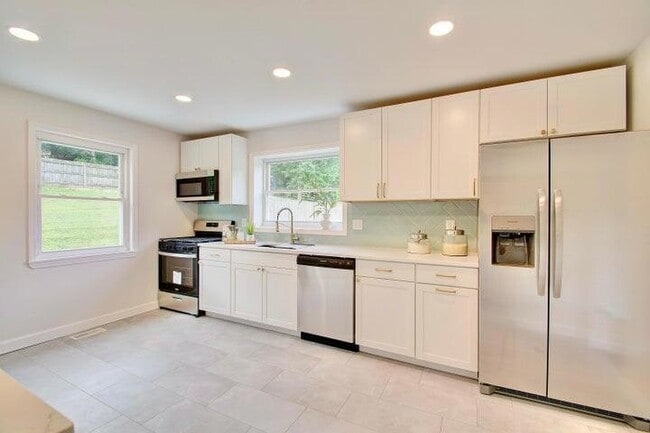 Building Photo - 797 Highland Ave