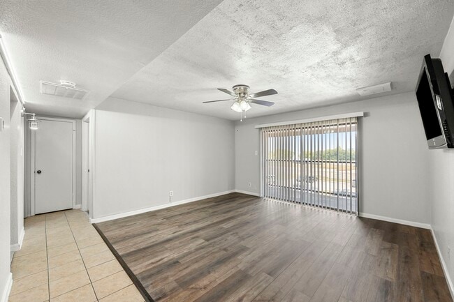 Building Photo - 206 Plaza Verde Dr