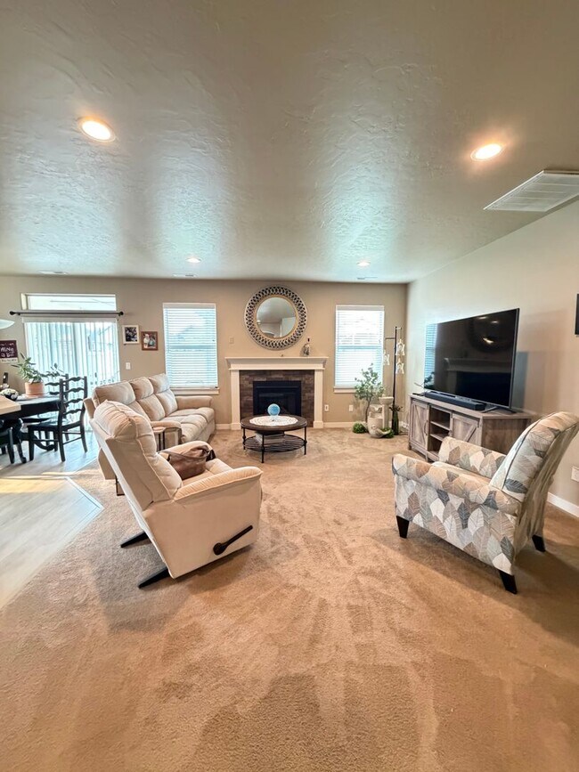 Building Photo - 7535 W Corona Dr