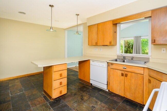 Building Photo - 117 N Hillsdale Dr