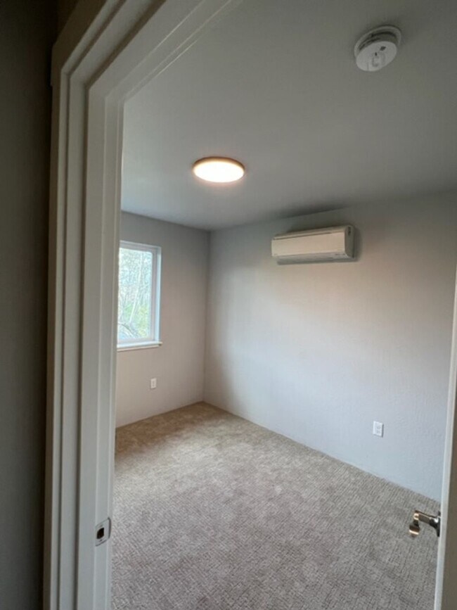 Building Photo - 2 BEDROOM/ 2 LEVELS TOWNHOME (Down the hill in front of Taco Bell in Phoenix Oregon)