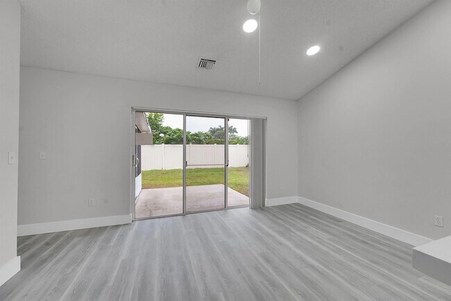 Building Photo - 13048 Meadowbreeze Dr