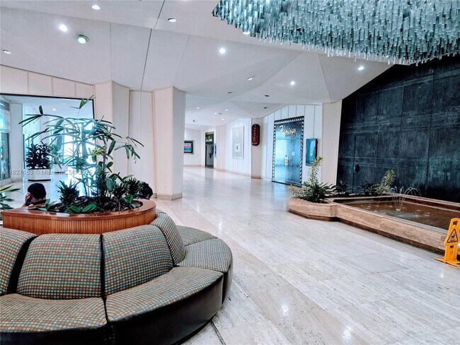 Building Photo - 999 Brickell Bay Dr