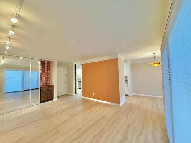 Building Photo - $500 OFF FIRST MONTH RENT!!! One Bedroom One Bath Condo in Watergate Complex!!!