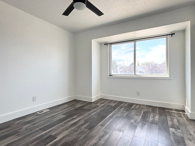 Building Photo - Awesome Remodel with 1 Car Garage!