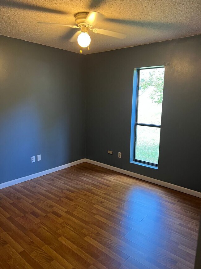 Building Photo - 203 Courtney Pl