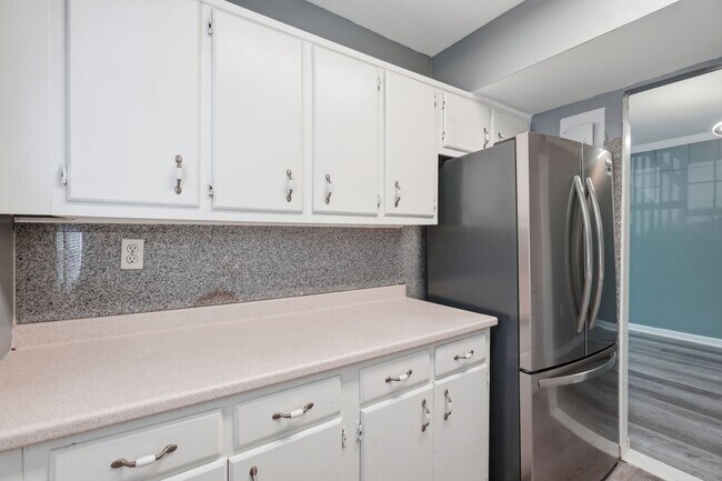 Building Photo - Discover stylish, low maintenance living in this beautifully updated two bedroom, one bathroom co...
