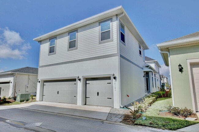 Building Photo - Modern 1/1 Garage Apartment Living with 1 Car Garage in the Heart of Laureate Park!