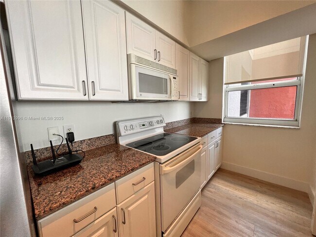 Building Photo - 1155 Brickell Bay Dr