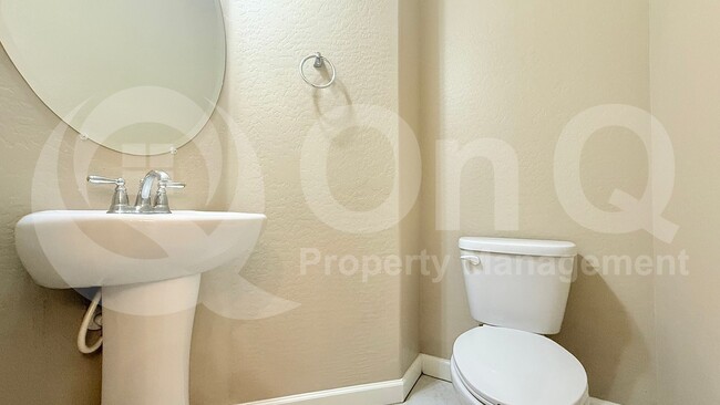 Building Photo - 1367 S Country Club Dr