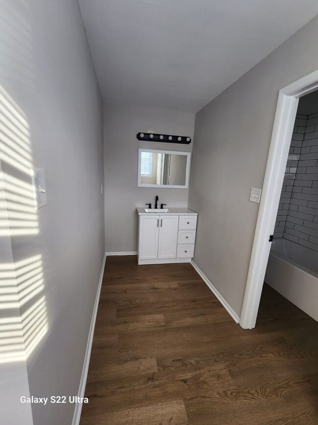 Building Photo - "Charming 3-Bedroom Townhouse: Your Ideal ...