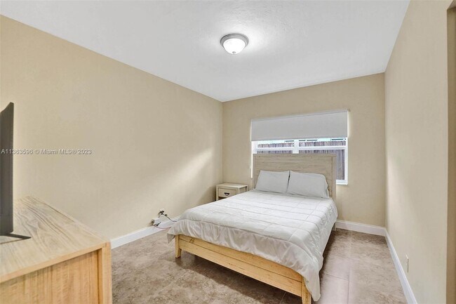 Building Photo - 1524 NE 15th Ave