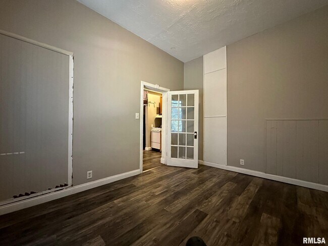 Building Photo - 333 S Douglas Ave