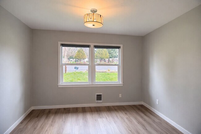 Building Photo - r3008unanderavev