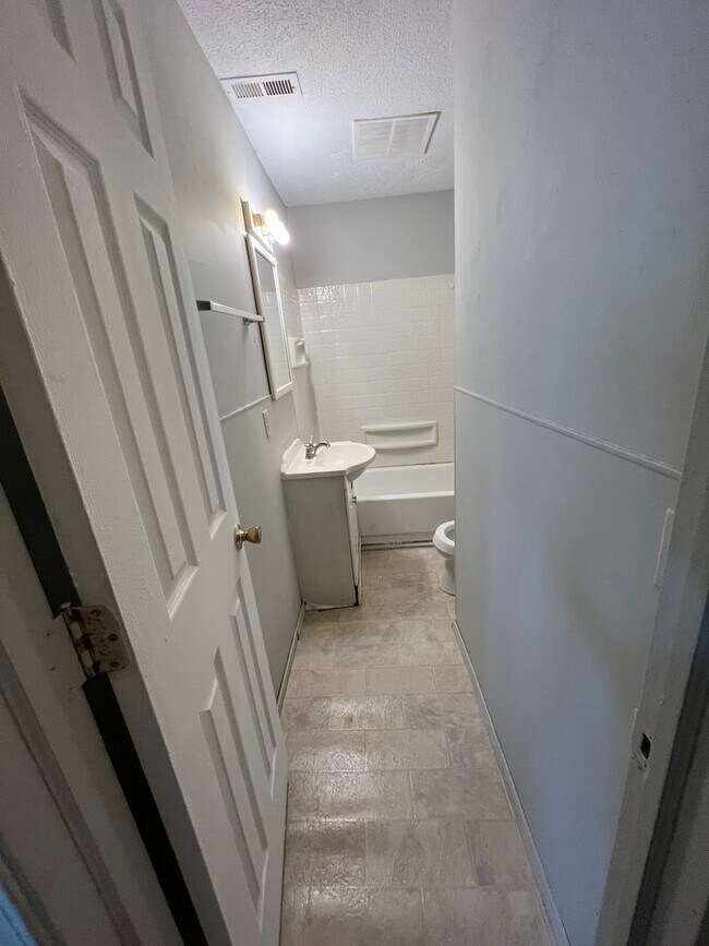 Building Photo - 705 Black Oak