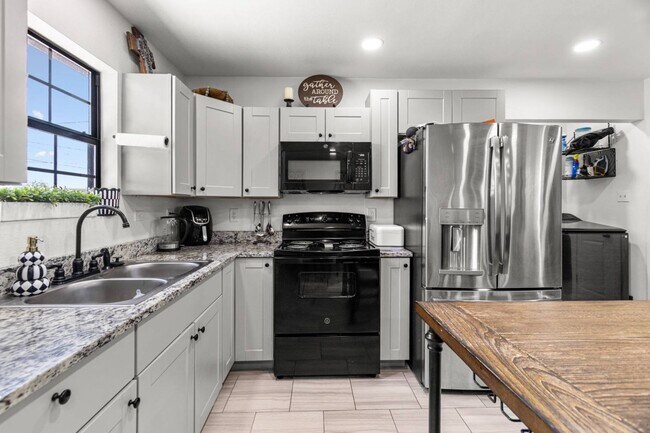Building Photo - 4 bed 3 bath