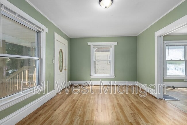 Building Photo - 1051 Pine Ave NW