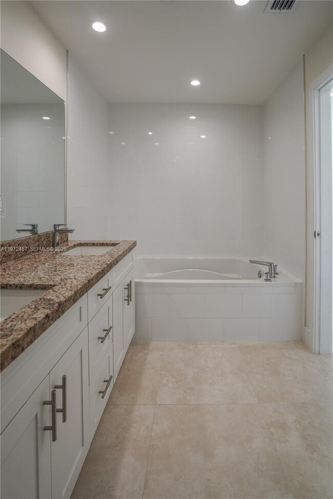 Building Photo - 1091 Galiano St