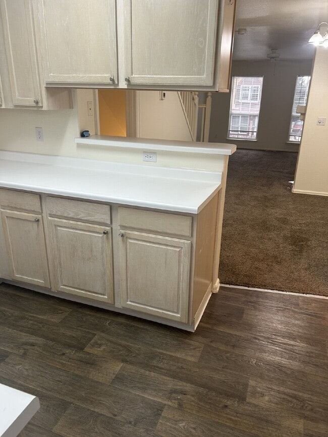 Building Photo - Beautiful 2BR/1.5B Town Home! AVAIL 09/15
