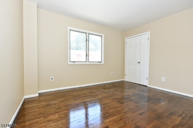 Building Photo - 633 5th St