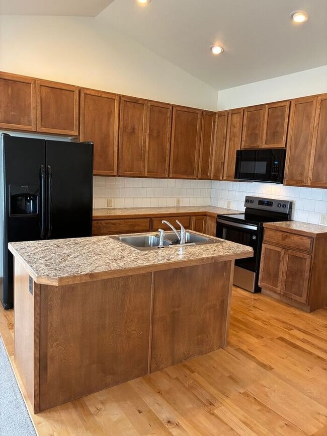Building Photo - Beautiful 3 bed, 2 bath ranch w/fenced in ...