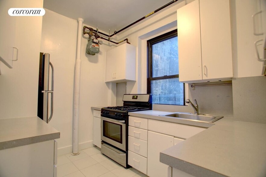 Building Photo - 158 W 81st St